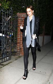 Lindsay Lohan feet photo thumbnail