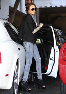 Lindsay Lohan feet photo thumbnail