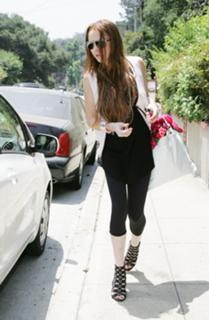 Lindsay Lohan feet photo thumbnail