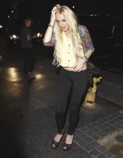 Lindsay Lohan feet photo thumbnail