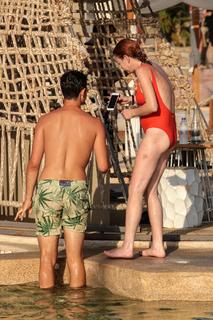 Lindsay Lohan feet photo thumbnail