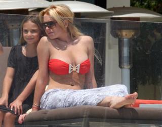 Lindsay Lohan feet photo thumbnail