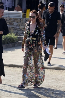 Lindsay Lohan feet photo thumbnail