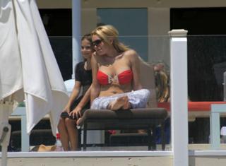 Lindsay Lohan feet photo thumbnail