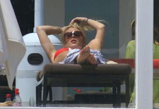 Lindsay Lohan feet photo thumbnail