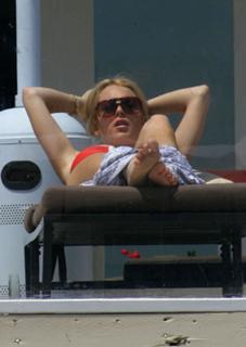 Lindsay Lohan feet photo thumbnail