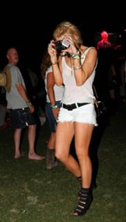 Lindsay Lohan feet photo thumbnail