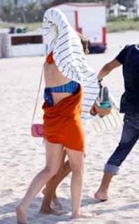 Lindsay Lohan feet photo thumbnail