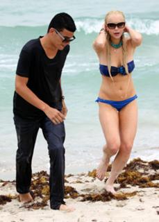 Lindsay Lohan feet photo thumbnail