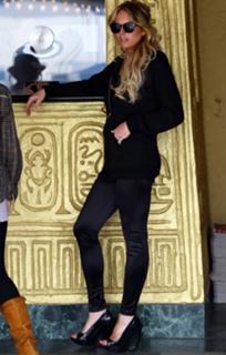 Lindsay Lohan feet photo thumbnail