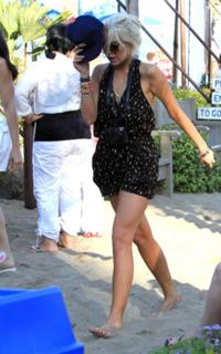 Lindsay Lohan feet photo thumbnail