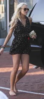 Lindsay Lohan feet photo thumbnail