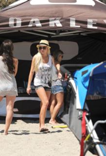 Lindsay Lohan feet photo thumbnail