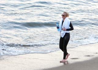 Lindsay Lohan feet photo thumbnail