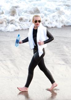 Lindsay Lohan feet photo thumbnail