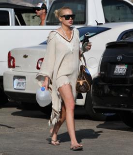 Lindsay Lohan feet photo thumbnail