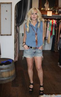 Lindsay Lohan feet photo thumbnail