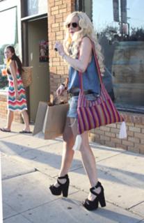 Lindsay Lohan feet photo thumbnail