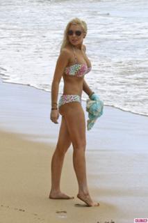 Lindsay Lohan feet photo thumbnail