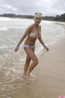 Lindsay Lohan feet photo thumbnail