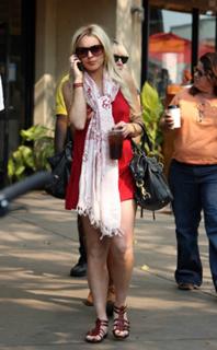 Lindsay Lohan feet photo thumbnail