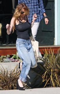 Lindsay Lohan feet photo thumbnail