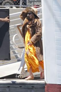 Lindsay Lohan feet photo thumbnail