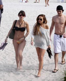 Lindsay Lohan feet photo thumbnail