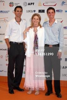 Lindsay Wagner feet photo thumbnail