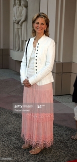 Lindsay Wagner feet photo thumbnail