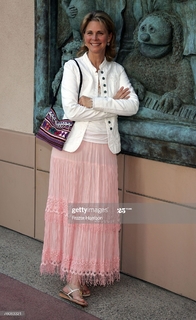 Lindsay Wagner feet photo thumbnail