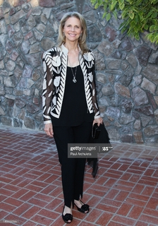 Lindsay Wagner feet photo thumbnail