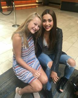 Lindsey Morgan feet photo thumbnail