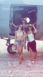 Lindsey Morgan feet photo thumbnail