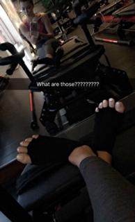 Lindsey Pelas feet photo thumbnail