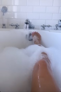Lindsey Pelas feet photo thumbnail