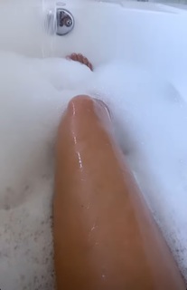 Lindsey Pelas feet photo thumbnail