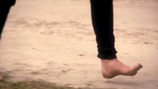 Lindsey Shaw feet photo thumbnail