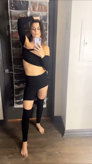 Lindsey Shaw feet photo thumbnail