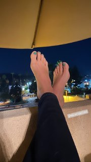 Lindsey Shaw feet photo thumbnail