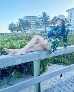 Lindsey Shaw feet photo thumbnail