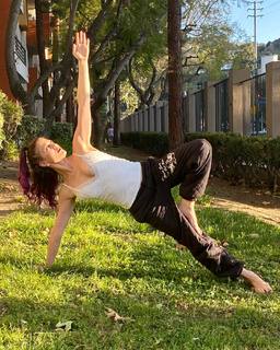 Lindsey Shaw feet photo thumbnail