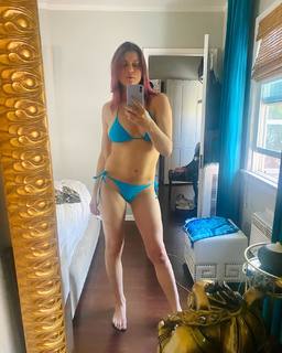 Lindsey Shaw feet photo thumbnail
