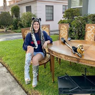 Lindsey Shaw feet photo thumbnail