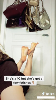 Lindsey Shaw feet photo thumbnail