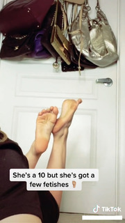Lindsey Shaw feet photo thumbnail