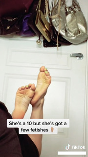 Lindsey Shaw feet photo thumbnail