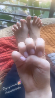 Lindsey Shaw feet photo thumbnail