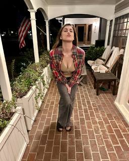Lindsey Shaw feet photo thumbnail