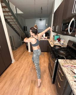 Lindsey Shaw feet photo thumbnail